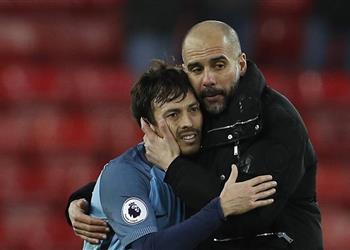 جوارديولا سيلفا أفضل لاعب في العالم بين الخطوط ولا مشكلة في إنفاق المزيد من الأموال