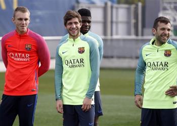 برشلونة يبدأ التحرك لتجديد عقد مدافعه