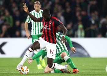 ميلان يسقط في فخ ريال بيتيس ويبقى على آماله في التأهل لدور الـ32