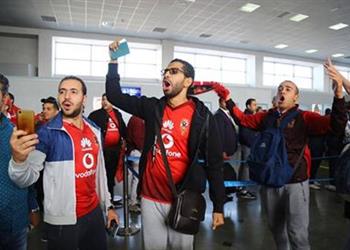 صور جماهير الأهلي تحتشد في مطار قرطاج لمساندة الفريق أمام الترجي التونسي