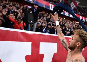 نيمار يكشف حقيقة حصوله على 375 ألف يورو مقابل تحية الجماهير