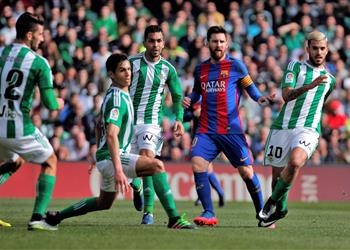 موعد والقناة الناقلة ومعلق برشلونة وريال بيتيس بالدوري الإسباني