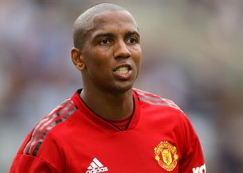 مانشستر يونايتد يبدأ مفاوضات تجديد عقد يونج