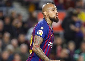 فيدال يثير قلق برشلونة قبل مباراة أتليتكو مدريد