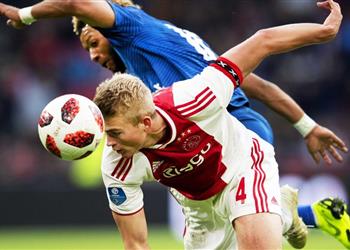 منافسة شرسة على دي ليخت في يناير رغم موقف أياكس