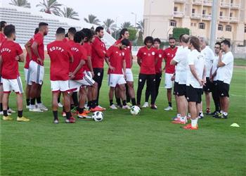 أجيري يحاضر لاعبي منتخب مصر قبل المران الأخير استعداد ا لتونس