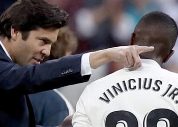 فينسيوس يشيد بسولاري ويؤكد ساعدني منذ وصولي لريال مدريد