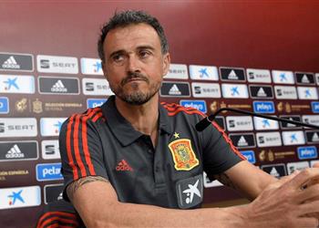 لويس إنريكي مدافع ا عن دي خيا من الظلم أن يتم انتقاده فقط