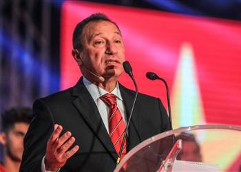 وزير الرياضة يطمئن على الخطيب بعد جراحة ألمانيا