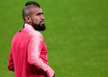 فيدال يفاجيء لاعبي برشلونة قبل مباراة أتلتيكو مدريد