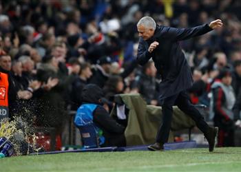 فيديو تصرف غريب من مورينيو بعد فوز مانشستر يونايتد أمام يانج بويز