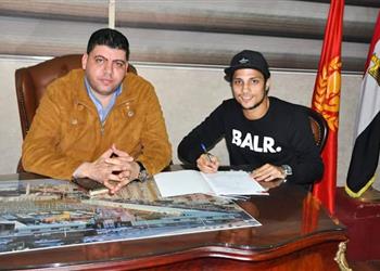 المصري يقطع الطريق على أندية الدوري ويجدد لاسلام صلاح