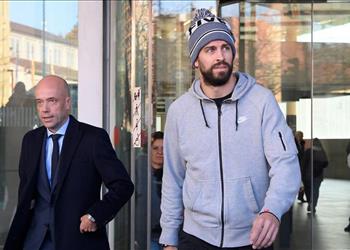 بعثة برشلونة تعود دون بيكيه عقب مواجهة آيندهوفن