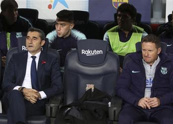 فيديو جماهير الكامب نو تصب غضبها على فالفيردي بسبب فيدال