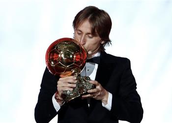 رسمي ا مودريتش يكسر احتكار ميسي ورونالدو ويتوج بالكرة الذهبية 2018
