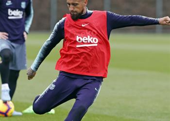 برشلونة يصدر بيان ا رسمي ا بشأن فيدال قبل مواجهة ليونيسا