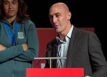 رئيس الاتحاد الإسباني يشكر برشلونة ويسخر من تيباس بعد رفض اللعب في أمريكا