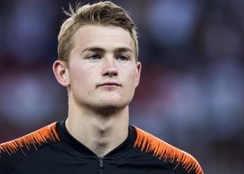 مدافع بوكا جونيورز يقرب دي ليخت من برشلونة