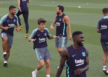 صراع إنجليزي شرس على ضم موهبة برشلونة