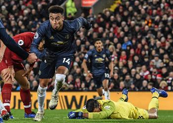 فيديو أليسون ي عادل رقم مينيوليه السلبي بعد خطأه أمام مانشستر يونايتد