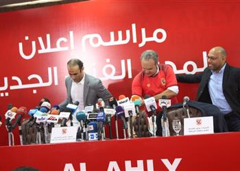 جماهير الأهلي تهتف لـ لاسارتي في مباراة النجوم والمدرب يرد