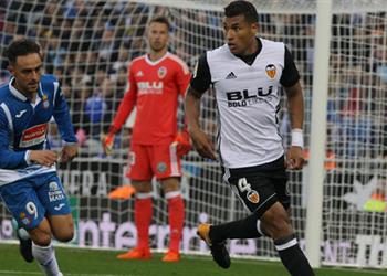 مدرب فالنسيا ي لمح لإمكانية رحيل مدافعه لبرشلونة