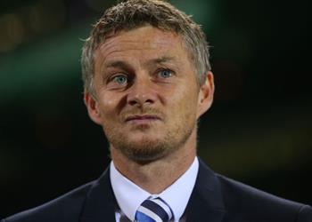 ميرور مانشستر يونايتد يفاضل بين ثلاثة لاعبين لحل أزمته الدفاعية