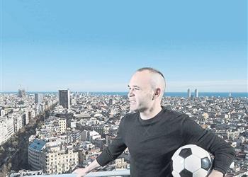 إنييستا يتحدث عن نجوم برشلونة ويطالب بحل أزمة ديمبلي