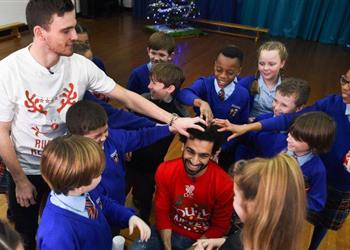 فيديو محمد صلاح يحتفل مع أطفال ليفربول بأعياد الميلاد