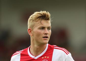 موندو ديبورتيفو برشلونة يجمد مفاوضات دي ليخت