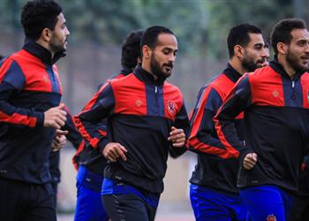 طبيب الأهلي يطمئن على المصابين قبل مباراة الداخلية في الدوري