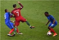 أسطورة مانشستر يونايتد يدافع عن بايت بعد إصابته رونالدو ويصرح تدخل رائع ونظيف