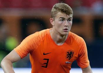 برشلونة ينسحب من صفقة دي ليخت