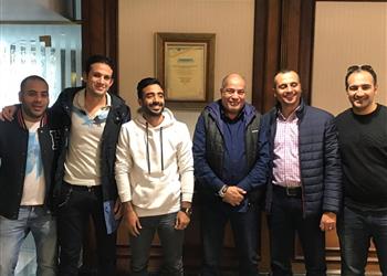 محمد يوسف يعقد جلسة مع محمود وحيد في ظهوره الأول بمران الأهلي