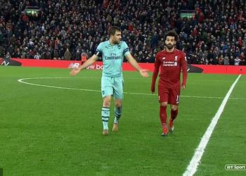 بالفيديو والصور ركلة جزاء تتسبب في مشادة قوية بين محمد صلاح ومدافع آرسنال