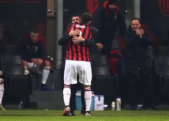 هيجواين يهدي هدفه في سبال لجاتوزو ويرد على هجوم جماهير ميلان