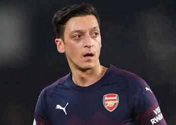 أسطورة آرسنال يدعو النادي للتخلص من أوزيل سريع ا