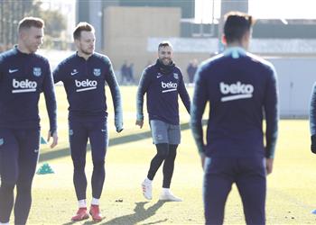 روبيرتو يعود لتدريبات برشلونة وميسي يغيب