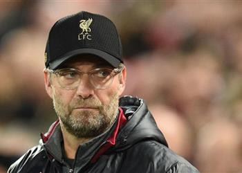 فيديو كلوب يستعجب من عدم طرد كومباني بعد تدخله على صلاح