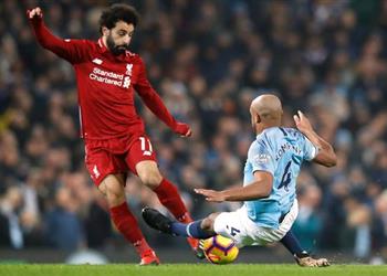 فيديو حكم بريطاني سابق كومباني محظوظ بعدم الطرد بعد تدخله على محمد صلاح