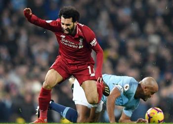 أسطورة ليفربول كومباني يستحق الطرد بسبب ما فعله مع محمد صلاح