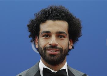 محمد صلاح يتلقى التهاني بعد فوزه بجائزة أفضل لاعب إفريقي في 2018