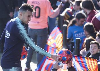 إشبيلية يعترف بمفاوضاته مع مهاجم برشلونة