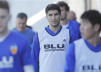 برشلونة ينافس مانشستر سيتي وسان جيرمان على صفقة إسبانية