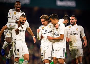 عاجل بنزيما يتعرض لإصابة في مباراة ريال مدريد وبيتيس ويغادر الملعب