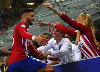 زوجة كاراسكو تكشف مفاوضات مانشستر يونايتد لضمه