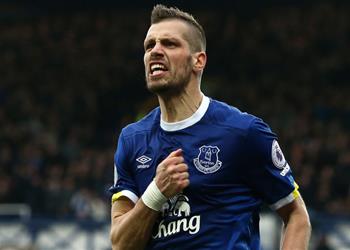 روما يستهدف التعاقد مع لاعب وسط إيفرتون