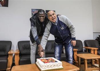 الأهلي يكرم كوليبالي ويهديه درع النادي قبل إعارته واللاعب يؤكد الأحمر أهم محطاتي الكروية