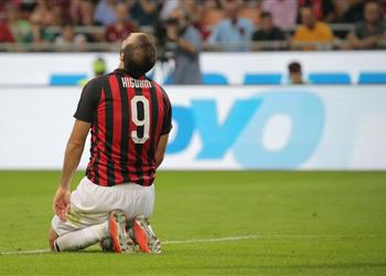 تقارير هيجواين يغيب عن ميلان في مواجهة يوفنتوس