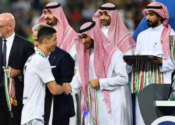 رونالدو ي حقق إنجاز ا تاريخي ا بعد التتويج بالسوبر الإيطالي مع يوفنتوس